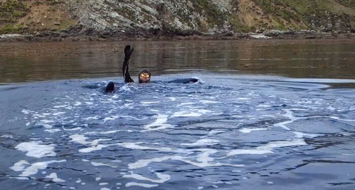 Cruzó a nado el estrecho de las Islas Malvinas y lo plasmó en un libro
