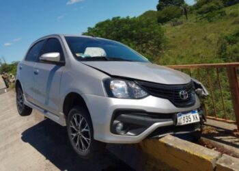 Automóvil quedó “colgado” en un puente cerca de Goya﻿