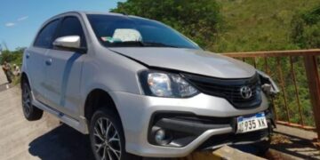 Automóvil quedó “colgado” en un puente cerca de Goya﻿