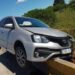Automóvil quedó “colgado” en un puente cerca de Goya