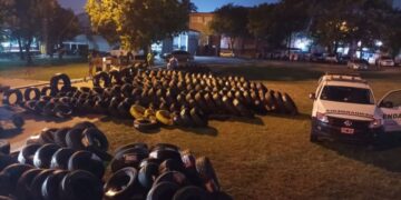 Transporte de encomiendas llevaba casi 500 cubiertas de contrabando