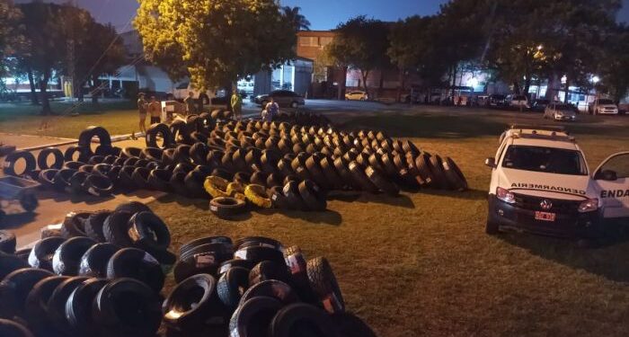 Transporte de encomiendas llevaba casi 500 cubiertas de contrabando