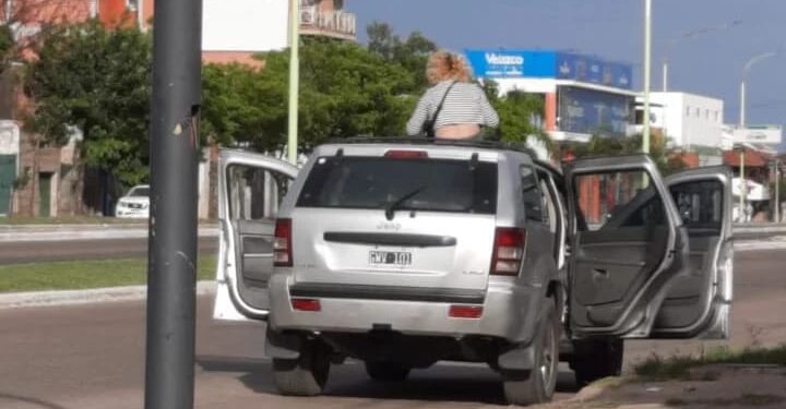 Corrientes: trabajadora sexual destrozó el auto de su cliente porque no le pagó
