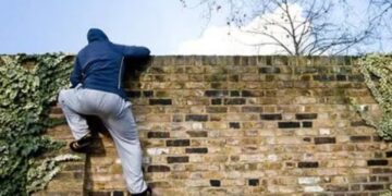 Un presunto ladrón murió al caer del muro de un templo evangélico