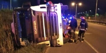 Mocoretá: volcó un camión y otro terminó en un zanjón