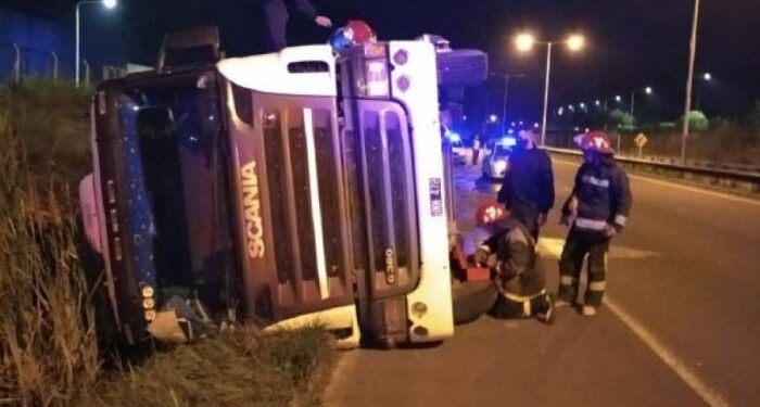 Mocoretá: volcó un camión y otro terminó en un zanjón