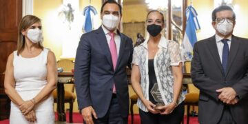 Gustavo Valdés entregó un presente a María Eugenia Mancini por el Día de la Mujer
