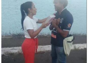 Video: salió a ayudar a un vagabundo y el esposo los encontró teniendo sexo