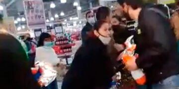 Video: dos personas se fueron a las manos por un 2×1 en huevos de Pascuas