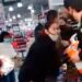 Video: dos personas se fueron a las manos por un 2×1 en huevos de Pascuas