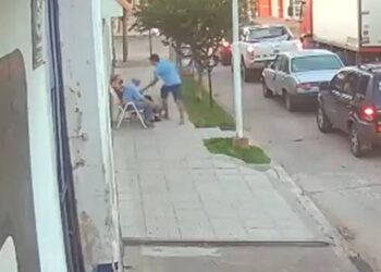 Corrientes: asaltó a una pareja de adultos mayores que tomaba mates en la vereda
