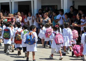 Una hora más de clase en las escuelas primarias