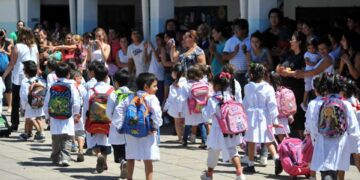 Una hora más de clase en las escuelas primarias