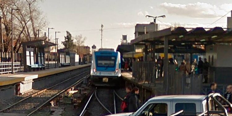 Intentó matar a golpes a su expareja y después se arrojó a las vías del tren