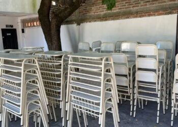 Ejemplar: un colegio de Esquina donó mesas y sillas a otro establecimiento