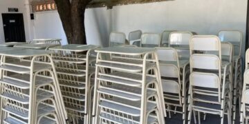Ejemplar: un colegio de Esquina donó mesas y sillas a otro establecimiento