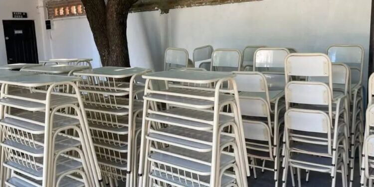 Ejemplar: un colegio de Esquina donó mesas y sillas a otro establecimiento