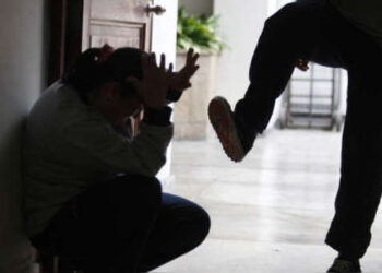 Una mujer descubrió que su esposo le era infiel con otro hombre y él la golpeó salvajemente