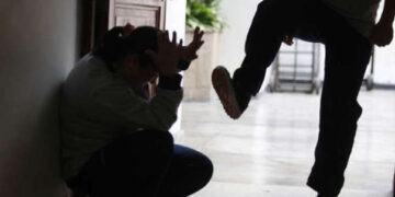 Una mujer descubrió que su esposo le era infiel con otro hombre y él la golpeó salvajemente