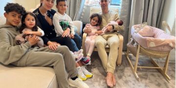 Cristiano, presentó a su beba tras la muerte de uno de los gemelos