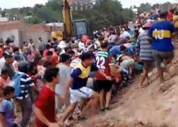 Un camión volcó su carga y los vecinos saquearon la mercadería