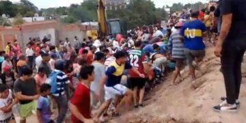 Un camión volcó su carga y los vecinos saquearon la mercadería