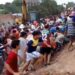 Un camión volcó su carga y los vecinos saquearon la mercadería