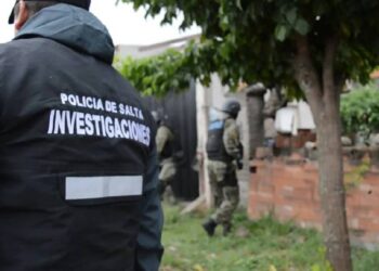 Un adolescente de 15 años mató a golpes a su hijo de 2 meses
