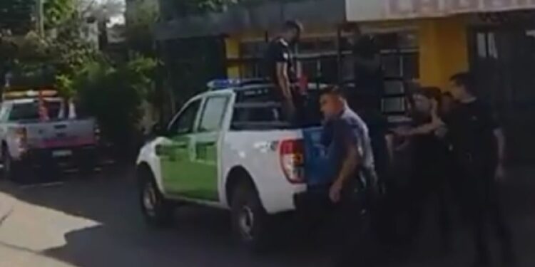 Mercedes: conductor le pego una trompada a inspector que lo habría multado