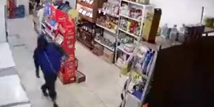 Mercedes: delincuentes armados ingresaron a robar y quedaron filmados