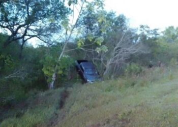 Caá Catí: conductor de una camioneta terminó en el monte