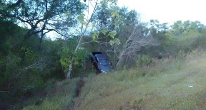 Caá Catí: conductor de una camioneta terminó en el monte