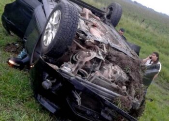 Reventó un neumático, despistó y volcó: se salvó de milagro