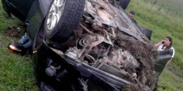 Reventó un neumático, despistó y volcó: se salvó de milagro