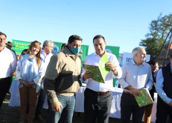 Gustavo Valdés entregó más subsidios a productores afectados por los incendios