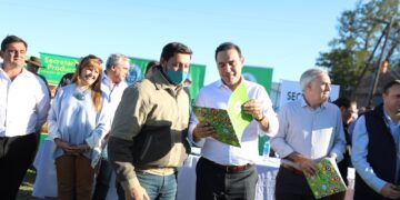 Gustavo Valdés entregó más subsidios a productores afectados por los incendios