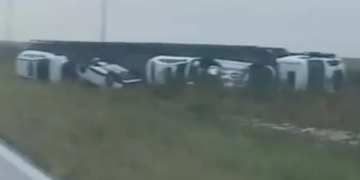 Mercedes: camión despistó y volcó