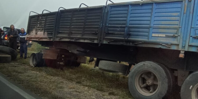 Camión cargado con piedras terminó destruido por el fuego en una ruta de Corrientes