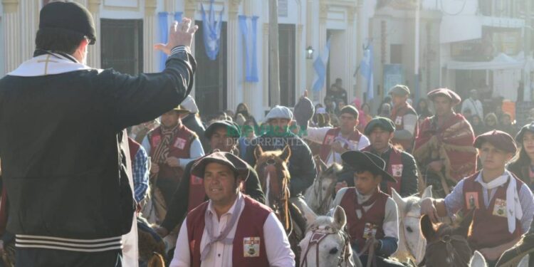 A caballo y hasta en bicicleta llegaron los devotos de la patrona de los imposibles