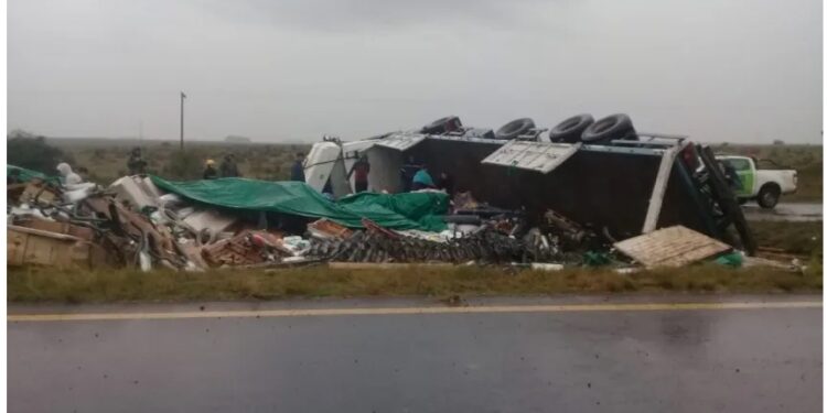Ruta Nacional 14: volcó un camión y mantuvo cortado el tránsito