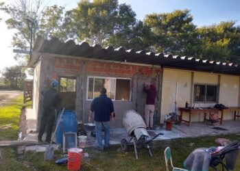 Esquina: Alumnos y docentes de una escuela rural construyen un nuevo salón