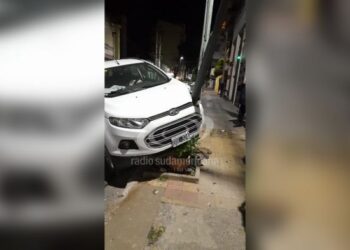 Corrientes: Conductor borracho chocó y destrozó un poste de alumbrado