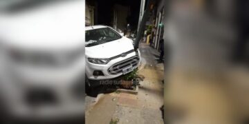 Corrientes: Conductor borracho chocó y destrozó un poste de alumbrado