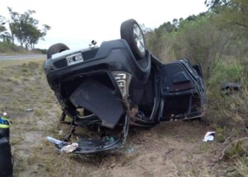 Vehículo con tres ocupantes, despistó y volcó en Ruta 119