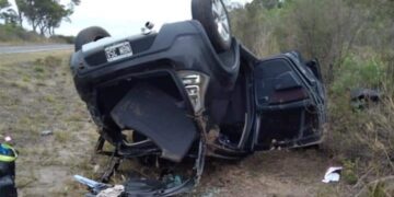 Vehículo con tres ocupantes, despistó y volcó en Ruta 119