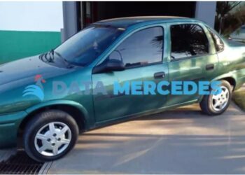 Mercedes: dejó estacionado el auto con la llave puesta y se lo robaron