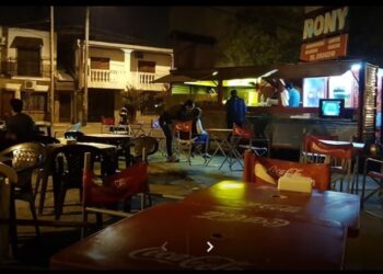 Ola de frío en Corrientes : hamburguesería desafió a comer gratis en musculosa, bermudas y ojotas