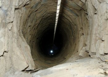 Madre salvó la vida a su hijo cuando cayó a un pozo de 10 metros