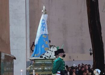 Peregrinos permanecieron bajo la lluvia para saludar a la Virgen y disfrutar del festival