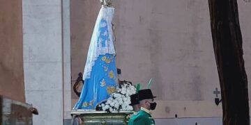 Peregrinos permanecieron bajo la lluvia para saludar a la Virgen y disfrutar del festival